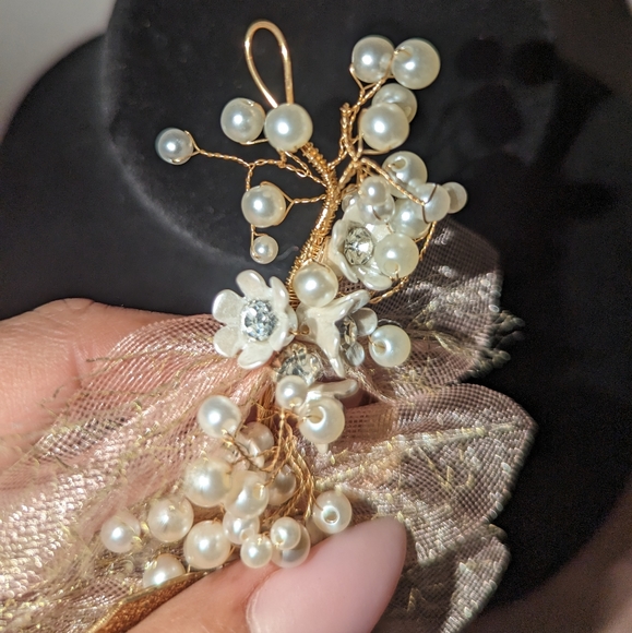 Pearl & Flower Hairpiece - Picture 3 of 5